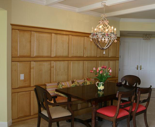 classic-trad-full-wall-maple-din-rm.jpg
